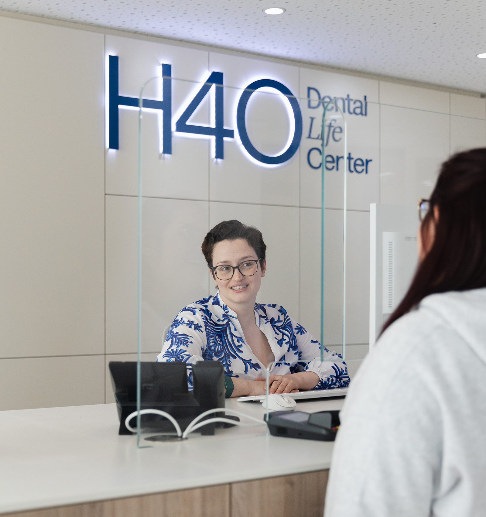 Patientin bei der Anmeldung eines Zahnarzttermins | Credit: Fabian Karner