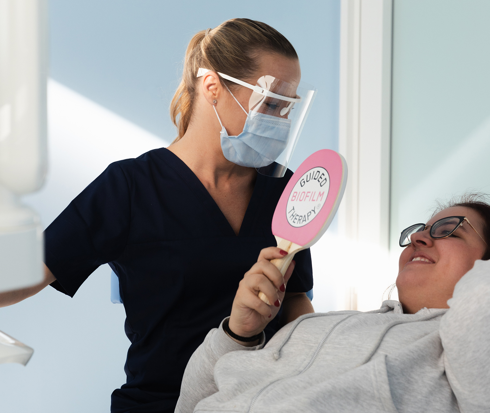 Zähnärztin bei der Behandlung einer Patientin | Credit: Fabian Karner