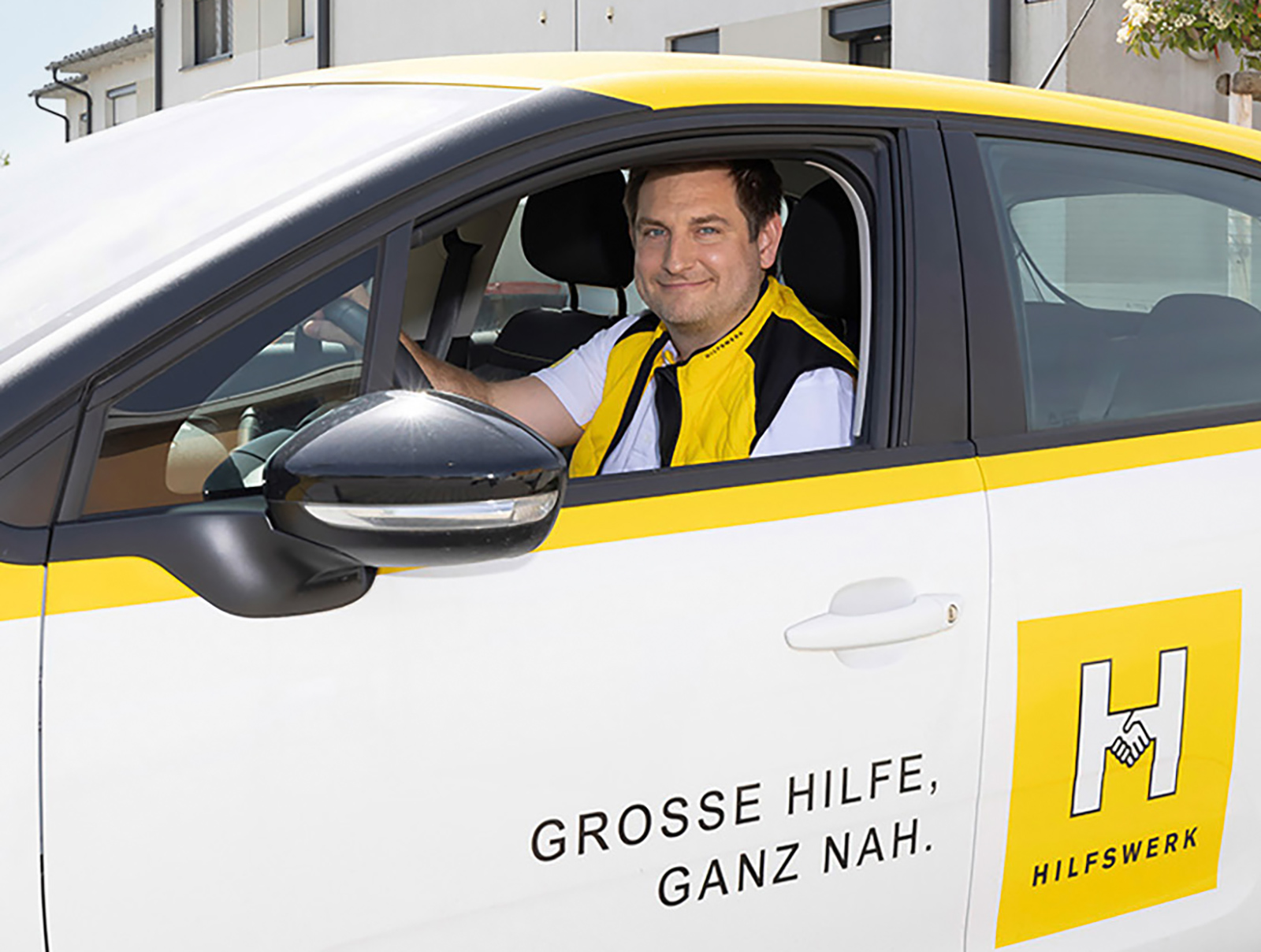 Mitarbeiter des Hilfswerks im Auto unterwegs | Credit: Hilfswerk Salzburg/Hechenberer