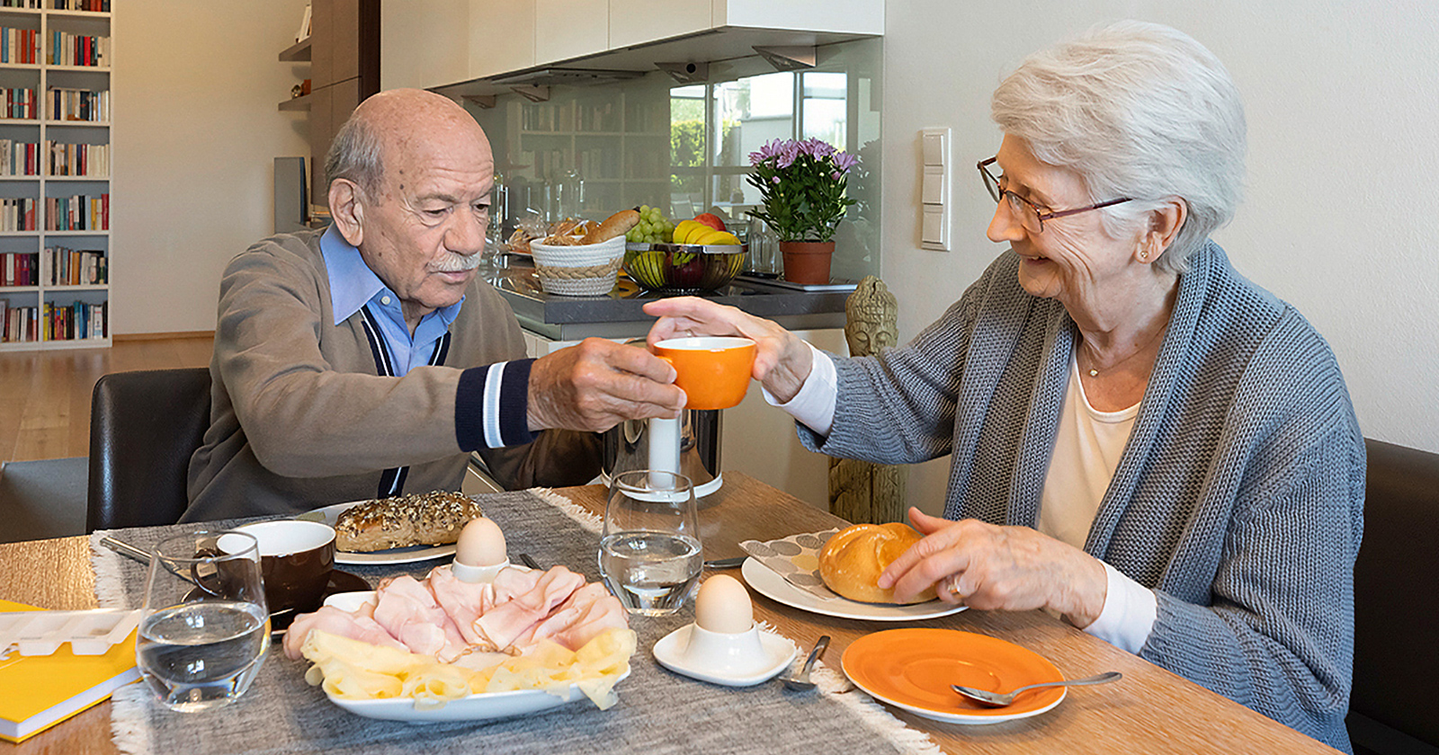 Senioren-Paar beim Frühstück | Credit: Hilfswerk Salzburg/Christian Stemper