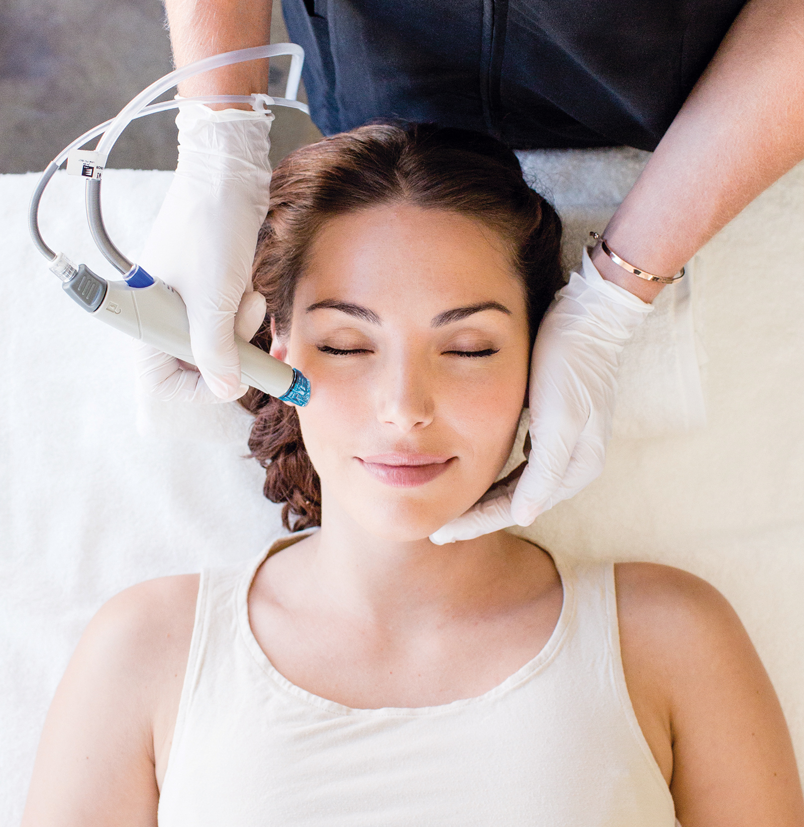 Frau bei Hydrofacial Beghandlung | Credit: Individual Beauty