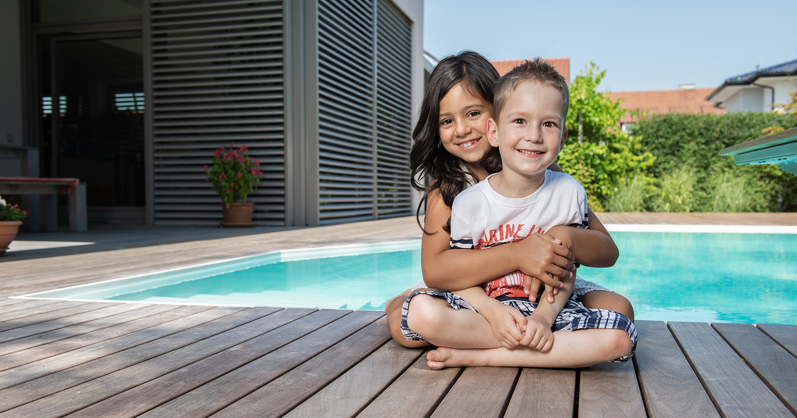 Zwei Kinder vor einem Outdoor-Pool | Credit: Keplinger
