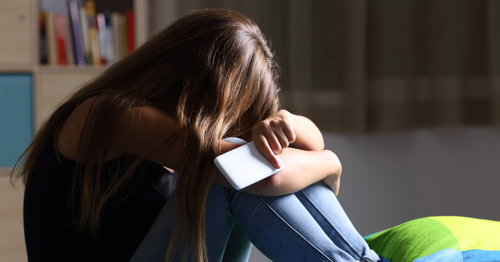 Junges verzweifeltes Mädchen | Credit: iStock.com/AntonioGuillem