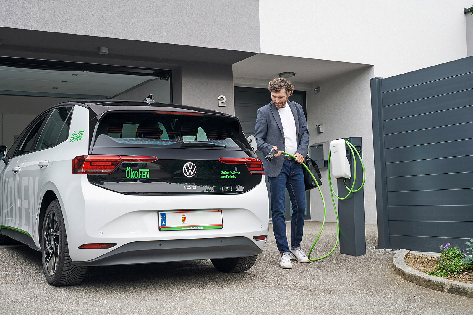 Mann beim Laden des E-Autos | Credit: LINZ AG