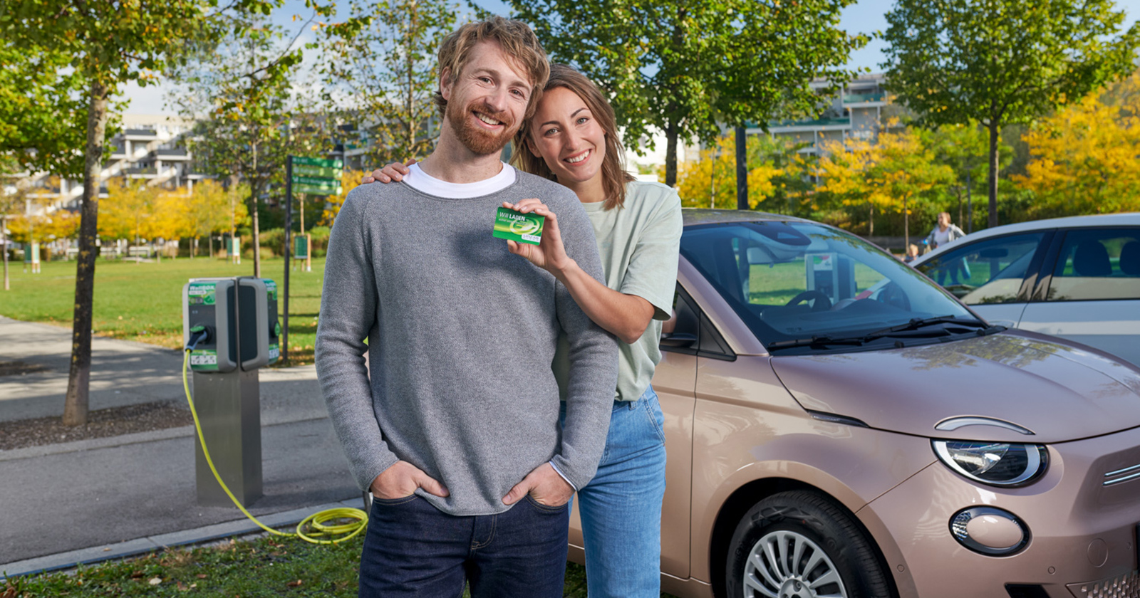 Junges Pärchen vor seinem Auto | Credit: Linz AG/EOS Werbefotografie
