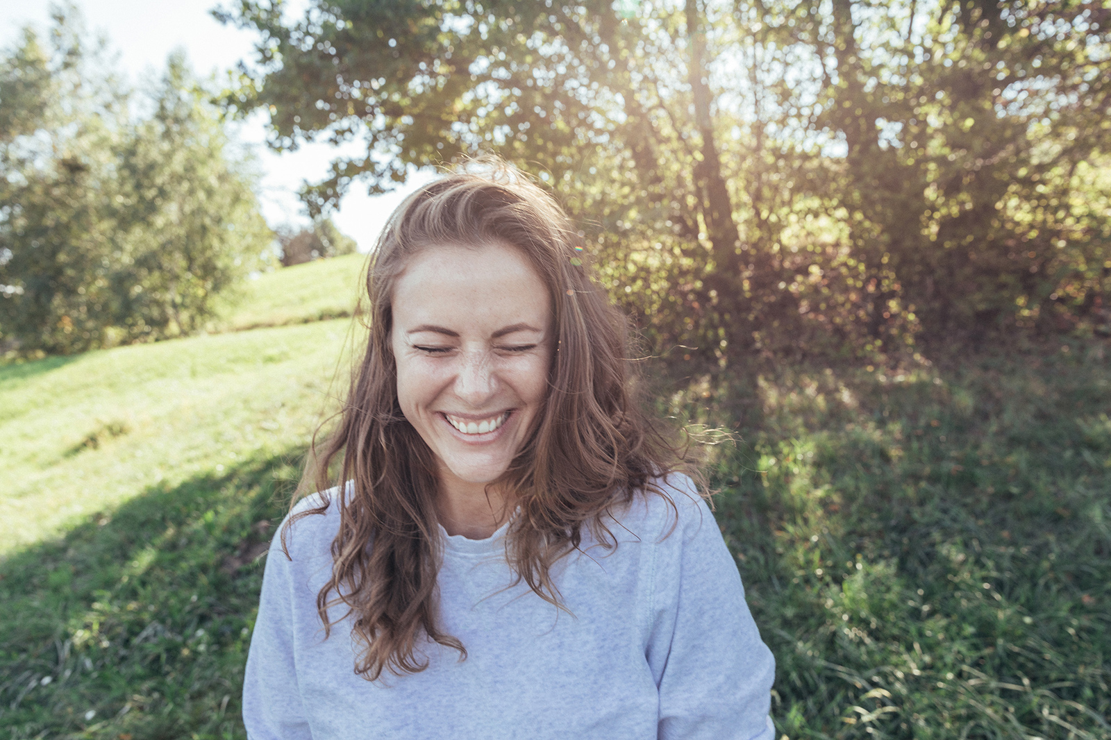 Junge fröhliche Frau im Grünen | Credit: LTR