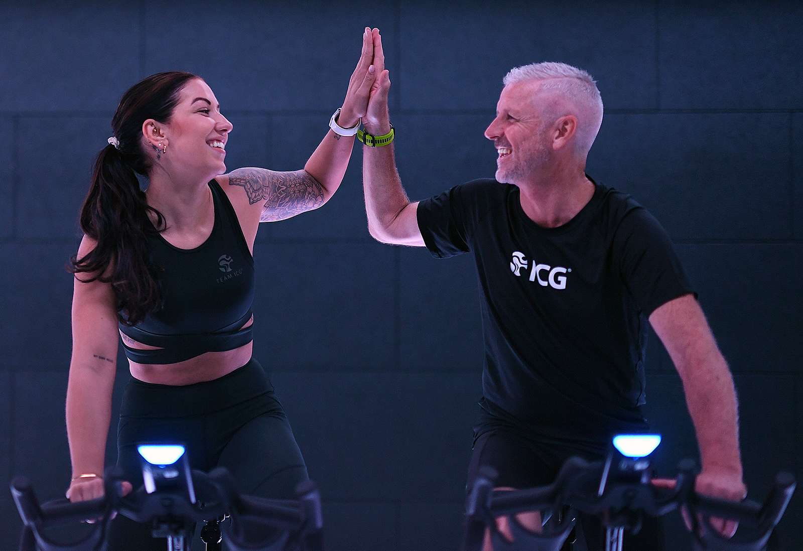 Pärchen beim Indoor Cycling | Credit: Merkur Gym