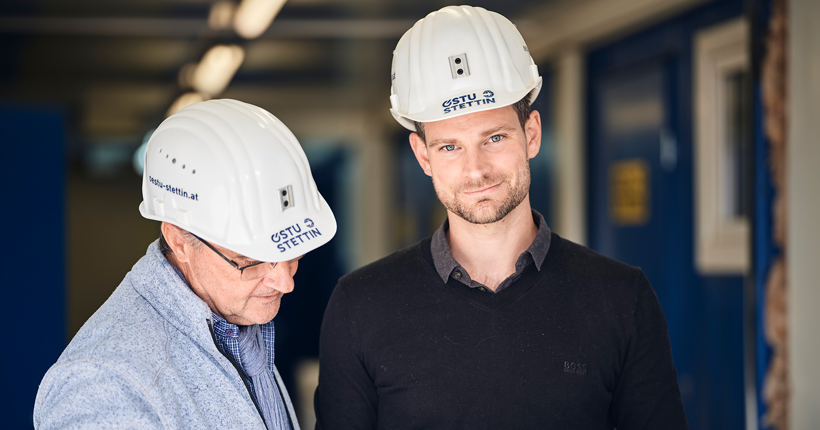 Männlicher Auszubildender mit seinem Vorgesetzten | Credit: ÖSTU-STETTIN/Stefan Leitner