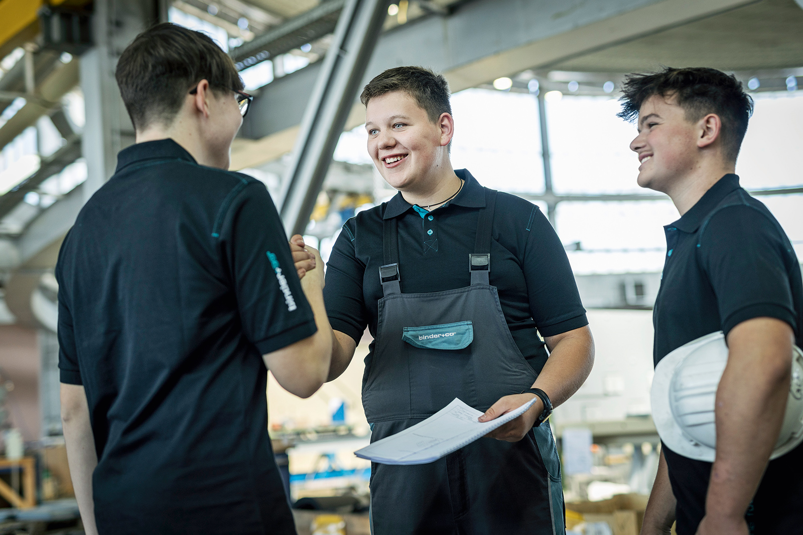 Lehrlinge beim Handshake | Credit: Binder + Co