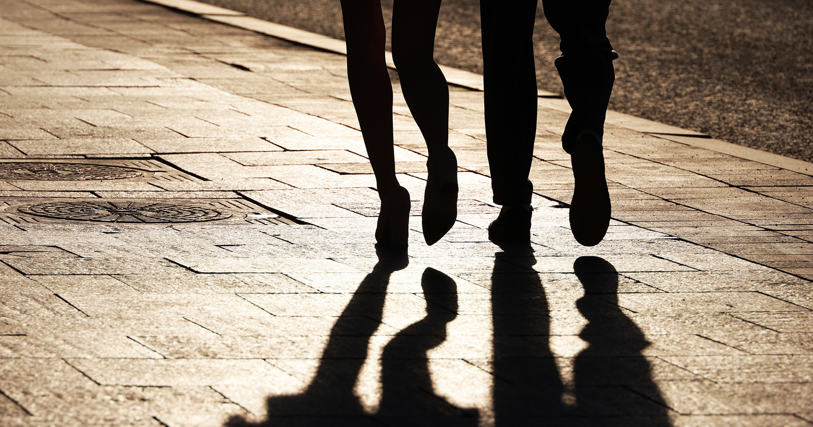 Paar geht gemeinsam im Sonnenuntergang | Credit: iStock.com/Oleg Elkov