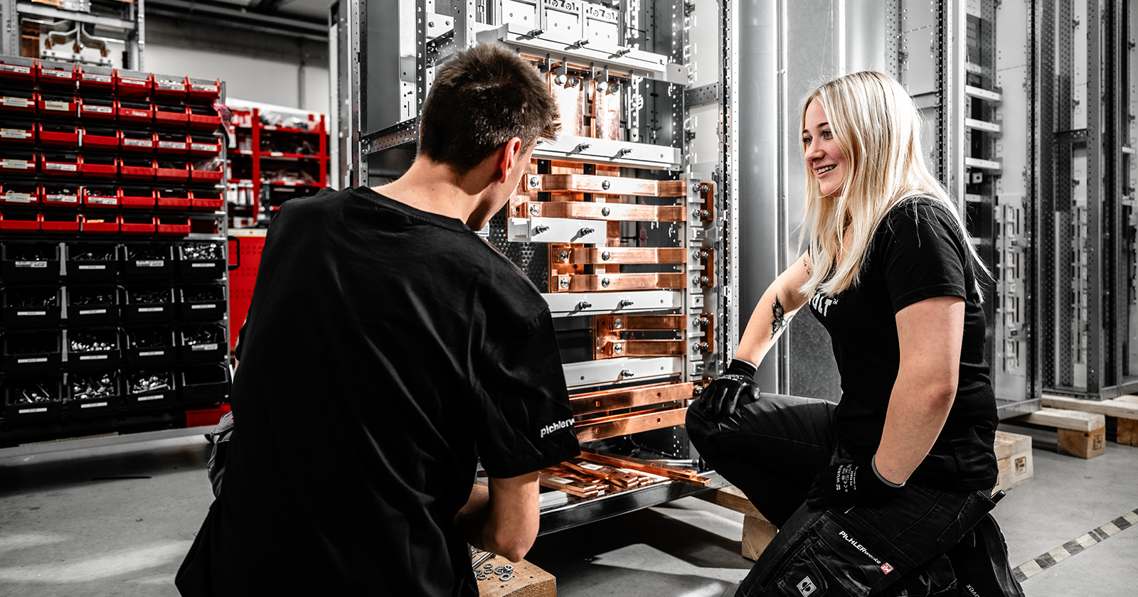 Weiblicher Lehrling bei der Zusammenarbeit mit einem männlichen Kollegen | Credit: Pichlerwerke/Rene Knabl