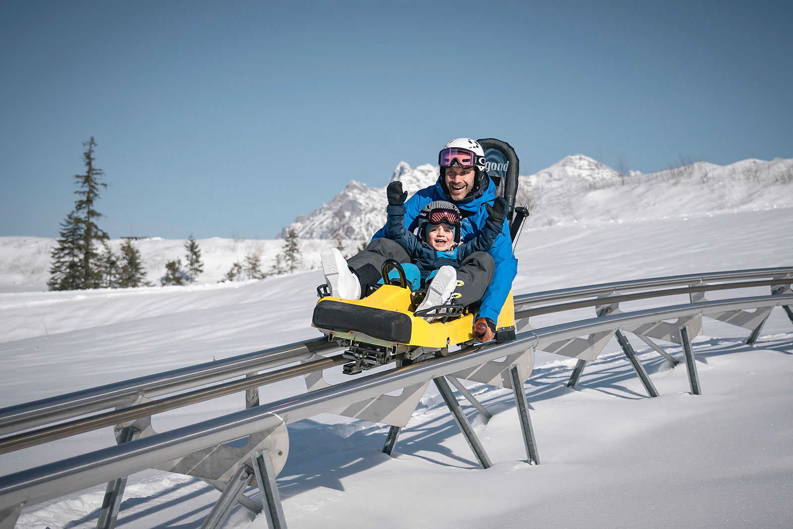 Vater mit Sohn beim Coaster-Fahren | Credit: TVB Kitzbüheler Alpen/Klaus Listl