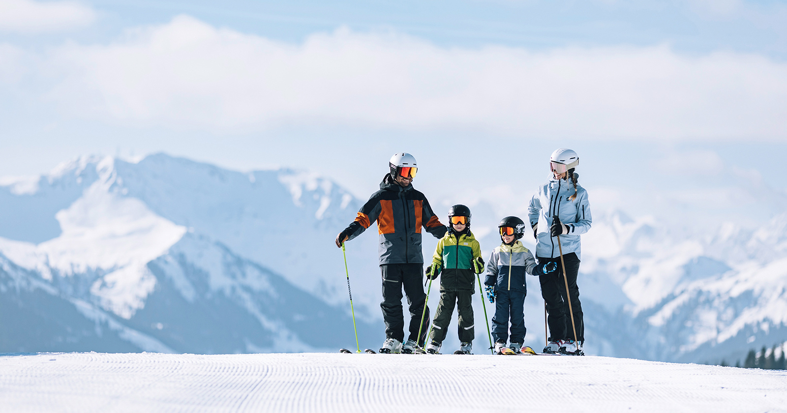 Elternpaar mit seinen Kindern beim Skifahren | Credit: Mia Maria Knoll