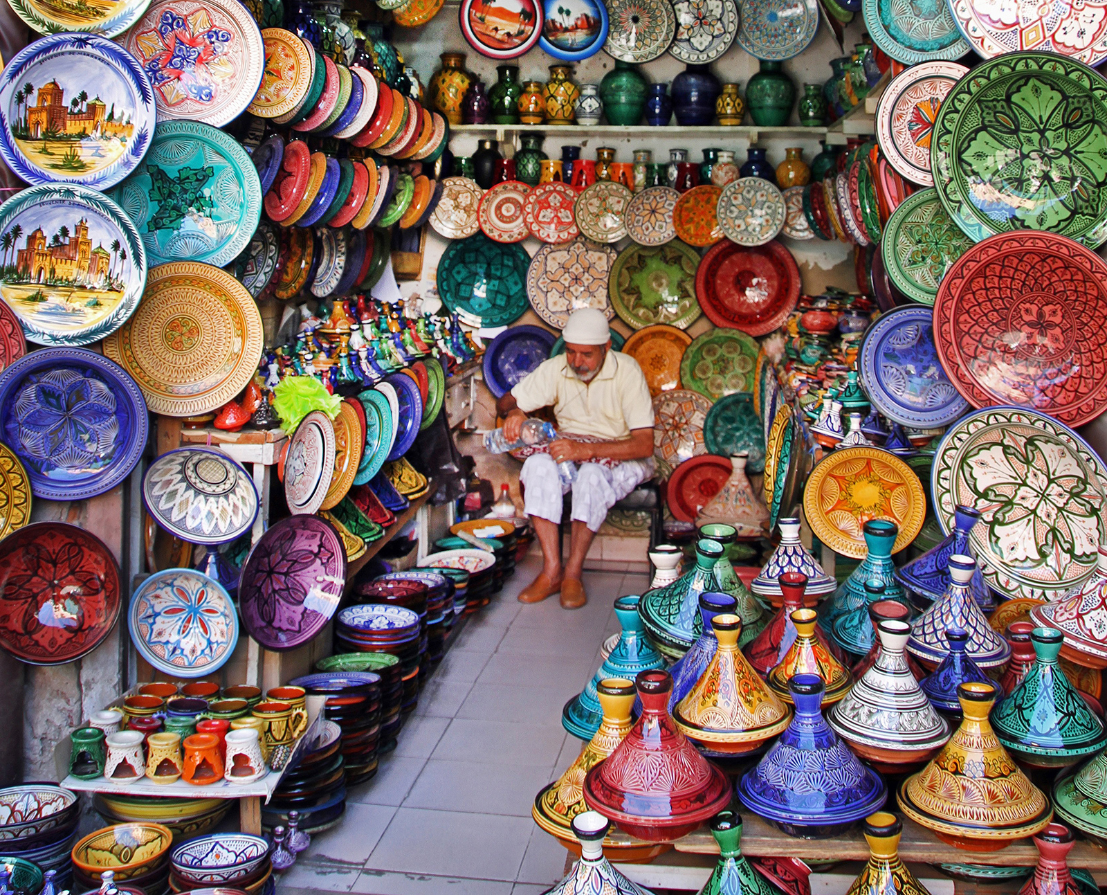 Mann handelt in Marrakesch mit Geschirr | Credit: Pixabay/Monica Volpin