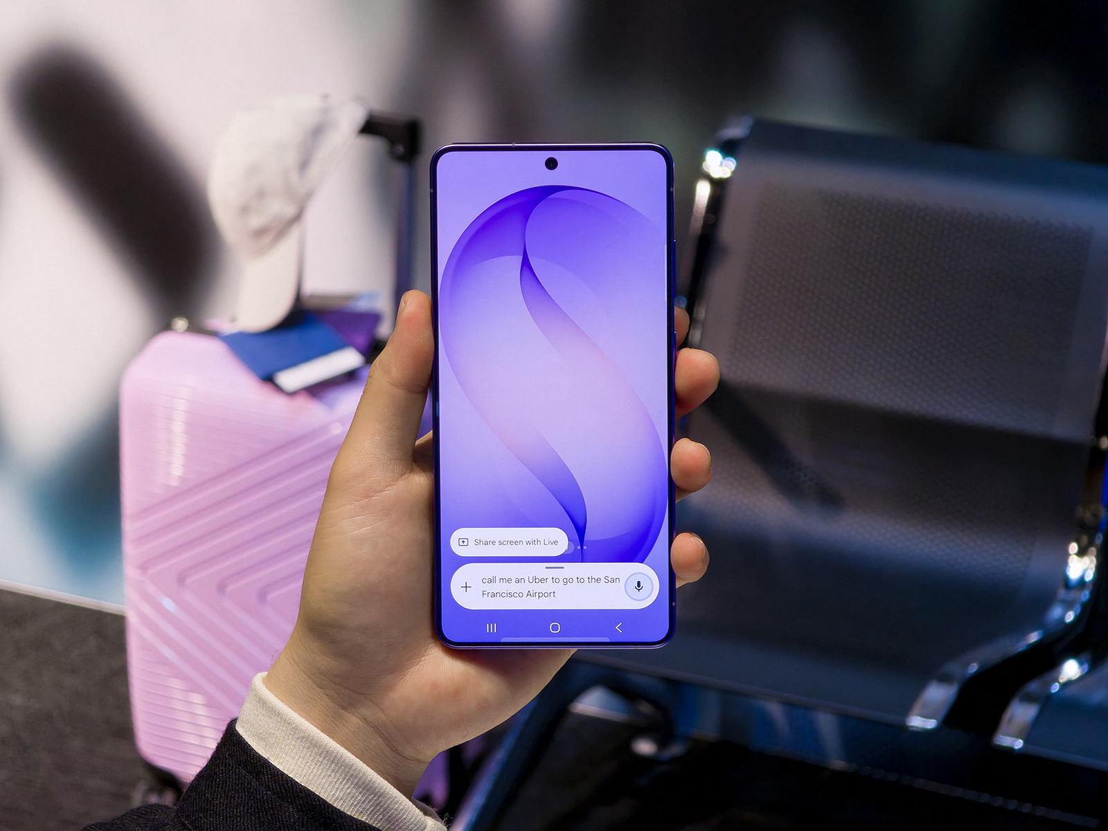 Mann bestellt per Smartphone ein Taxi | Credit: Samsung