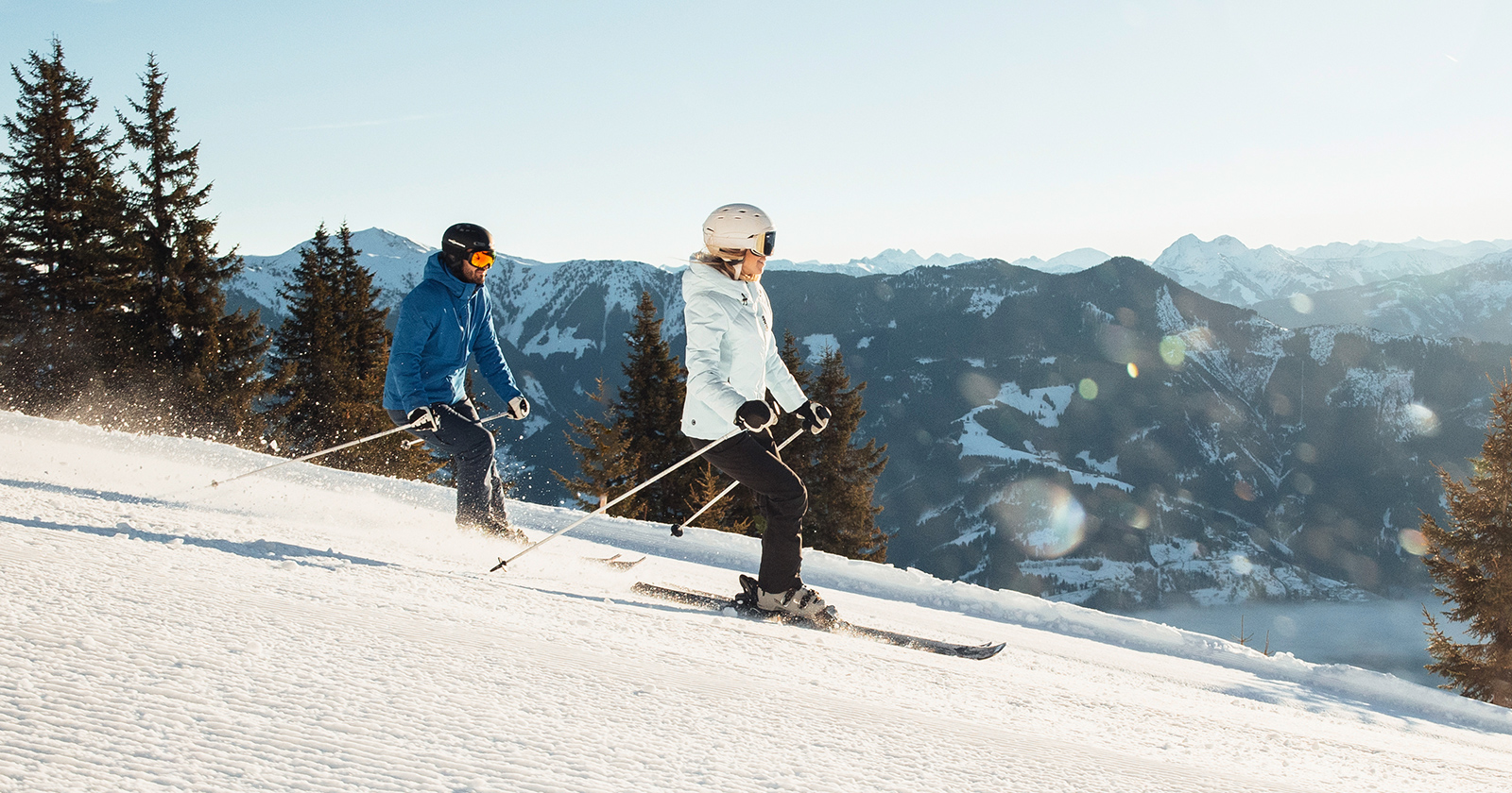 Glückliches Paar beim gemeinsamen Skilauf | Credit: Schmittenhöhebahn AG