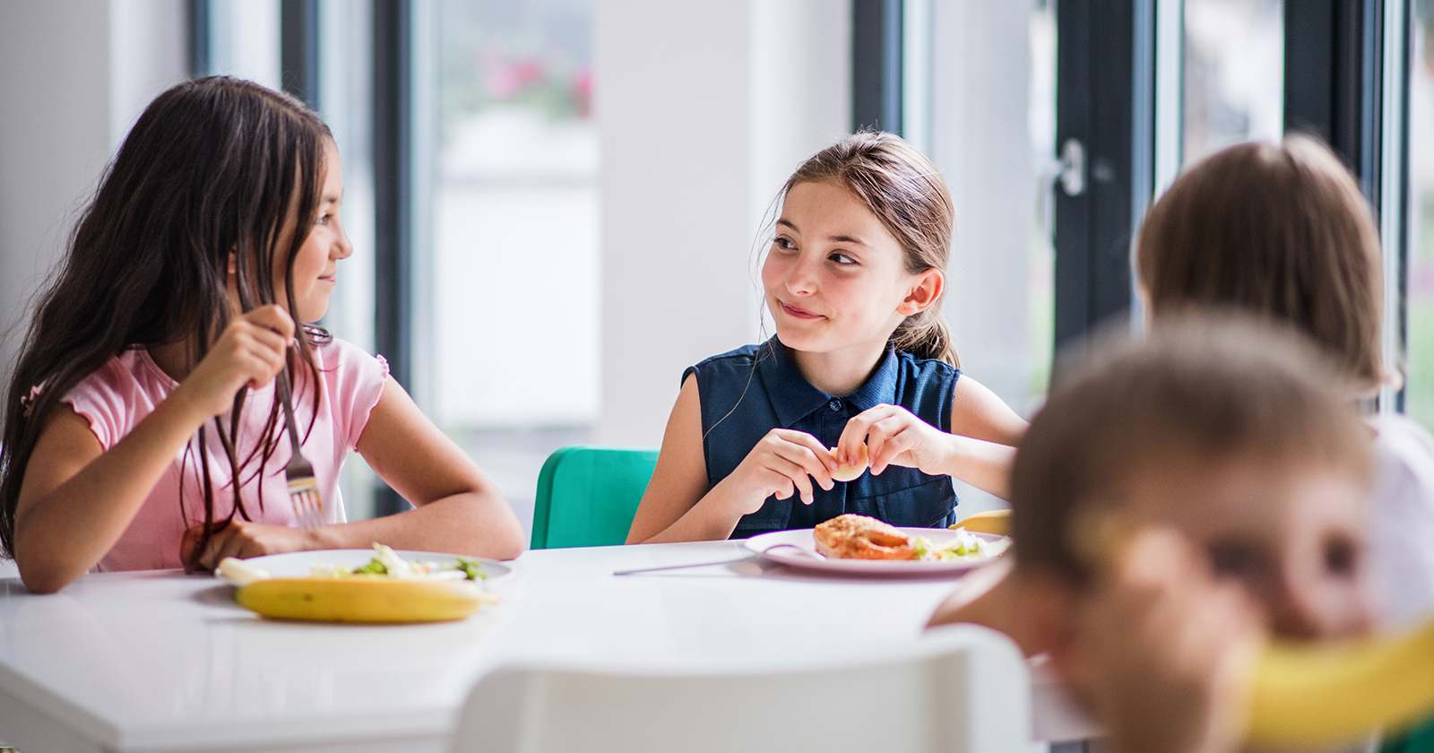 Schülerinnen beim gemeinsamen Essen | Credit: iStock.com/Halfpoint