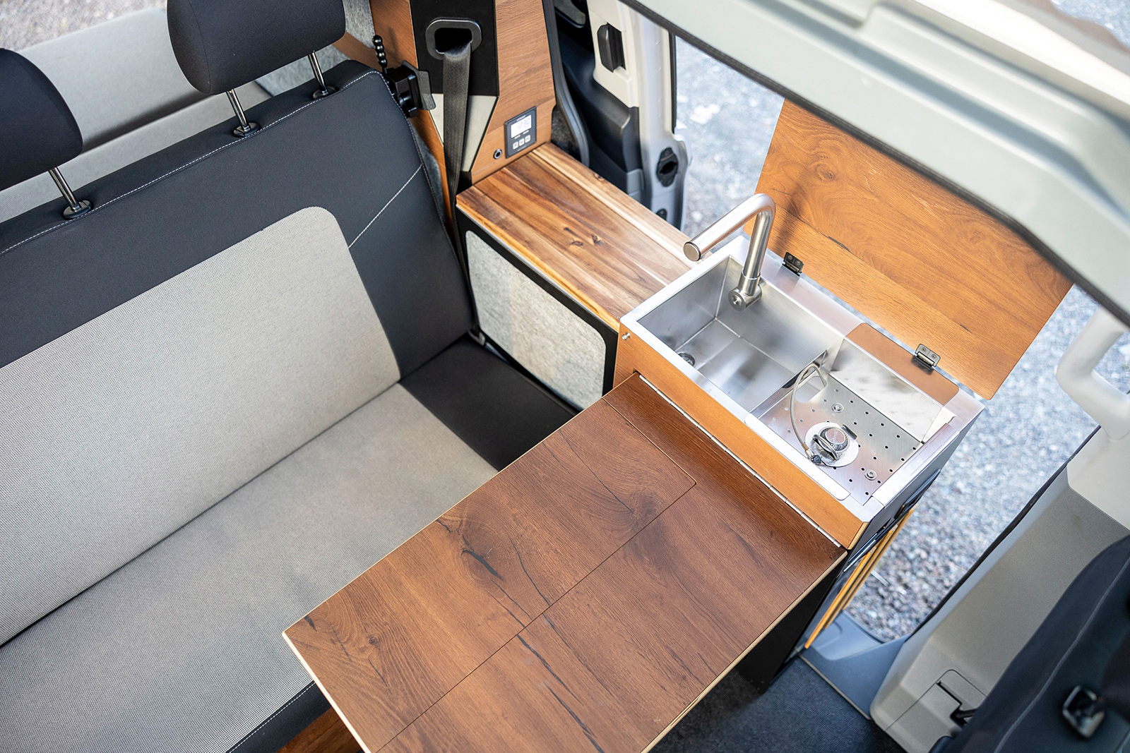 Interieur eines Vans, mit dem sich campen lässt | Credit: SpaceCamper