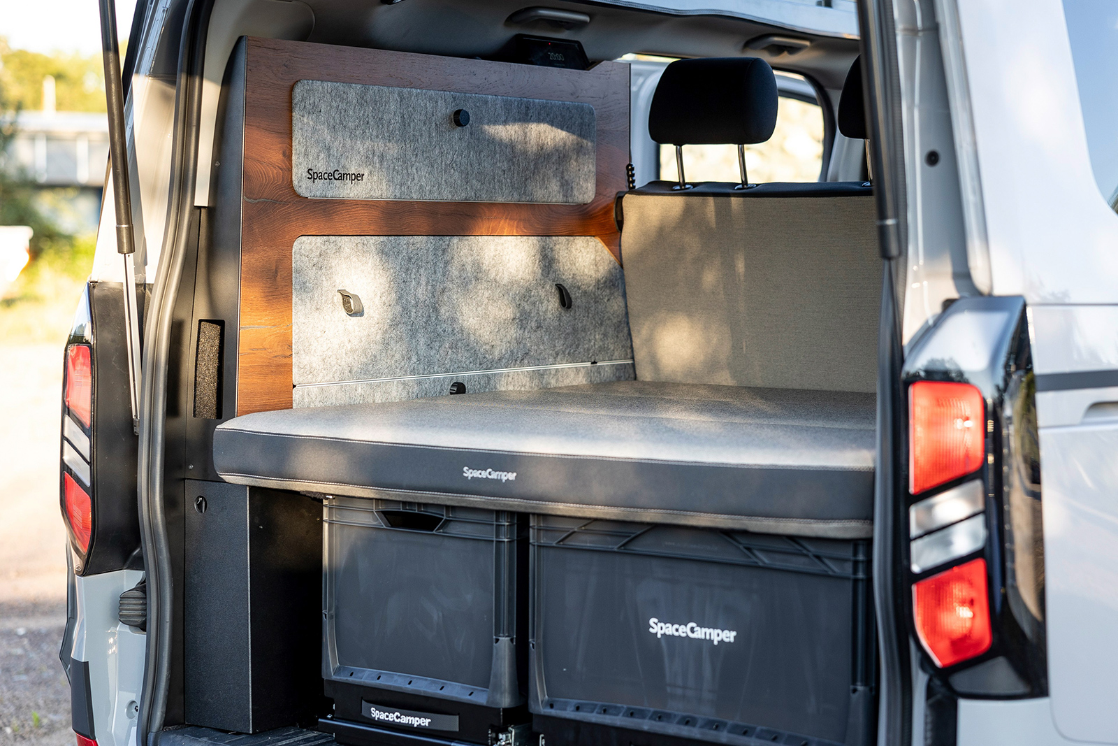 Innenraum eines Vans, mit dem sich campen lässt | Credit: SpaceCamper
