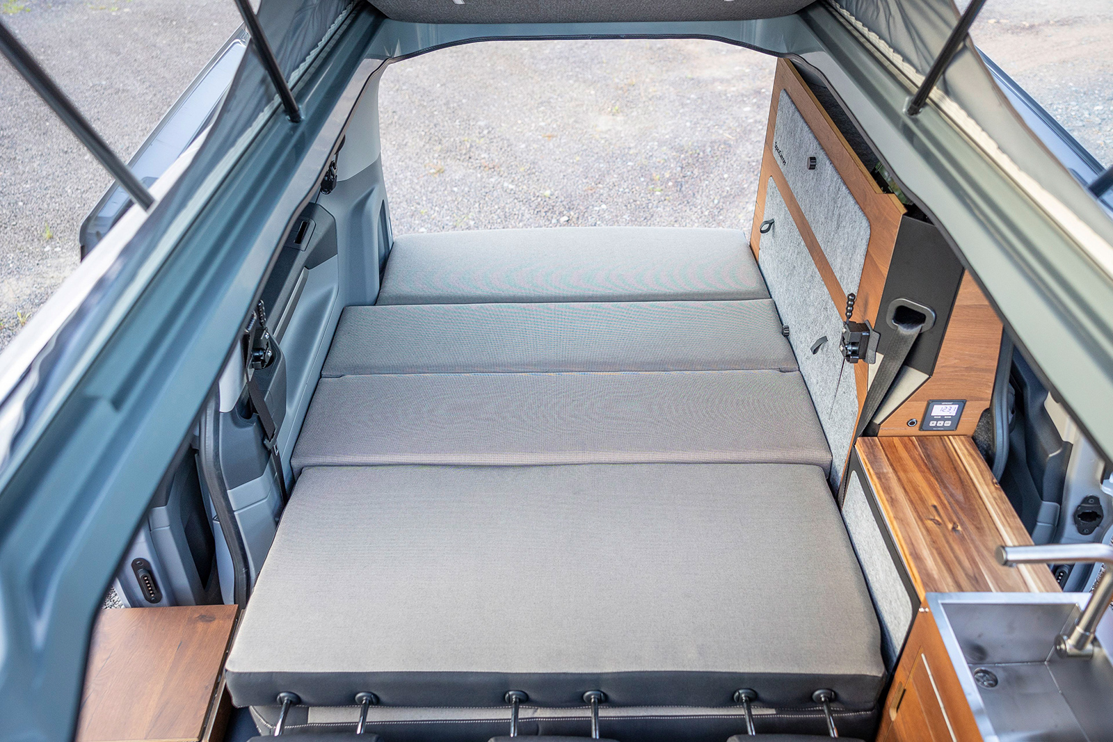 Interieur eines Vans, in dem man campen kann | Credit: SpaceCamper