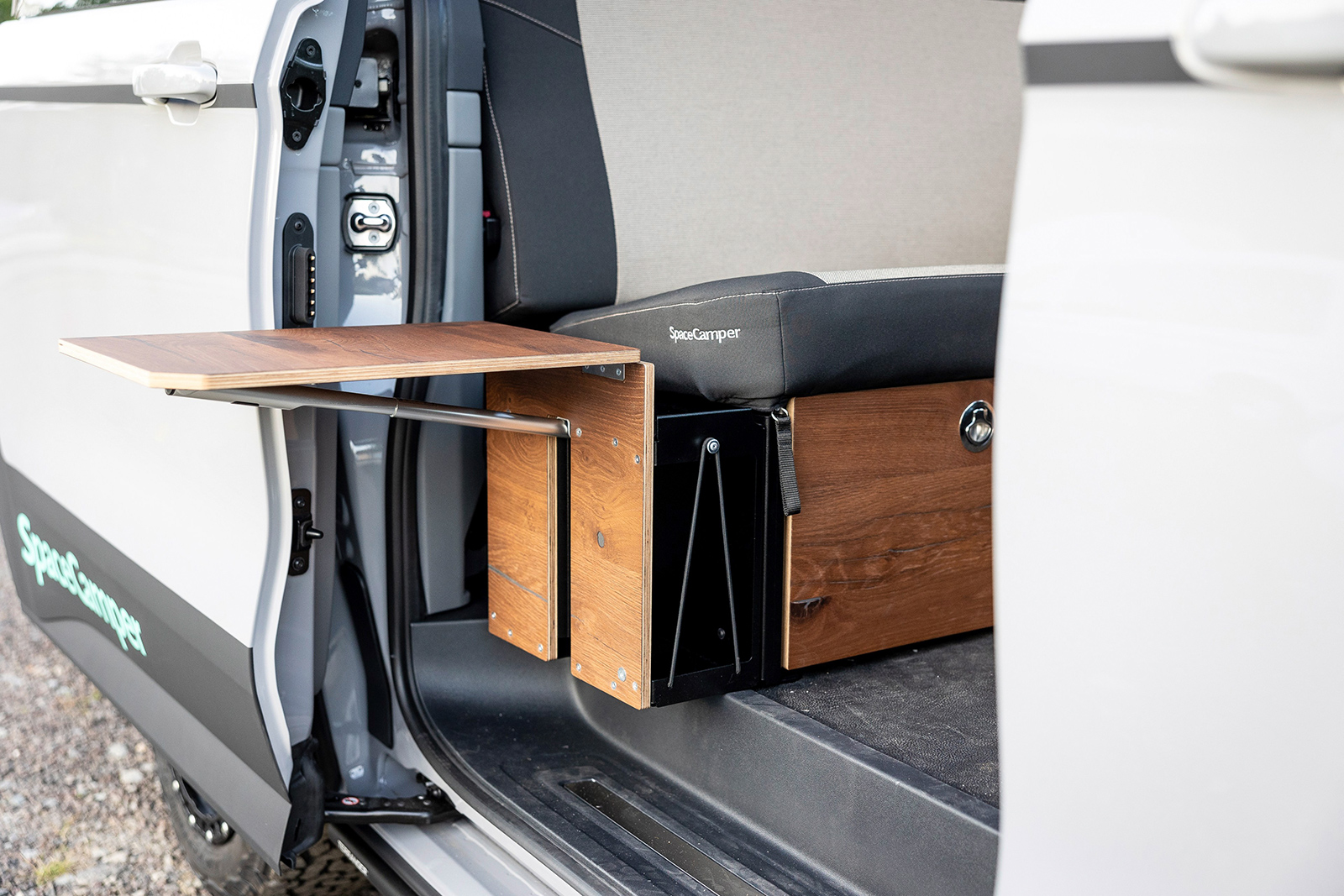 Interieur eines Vans, in dem sich campen lässt | Credit: SpaceCamper