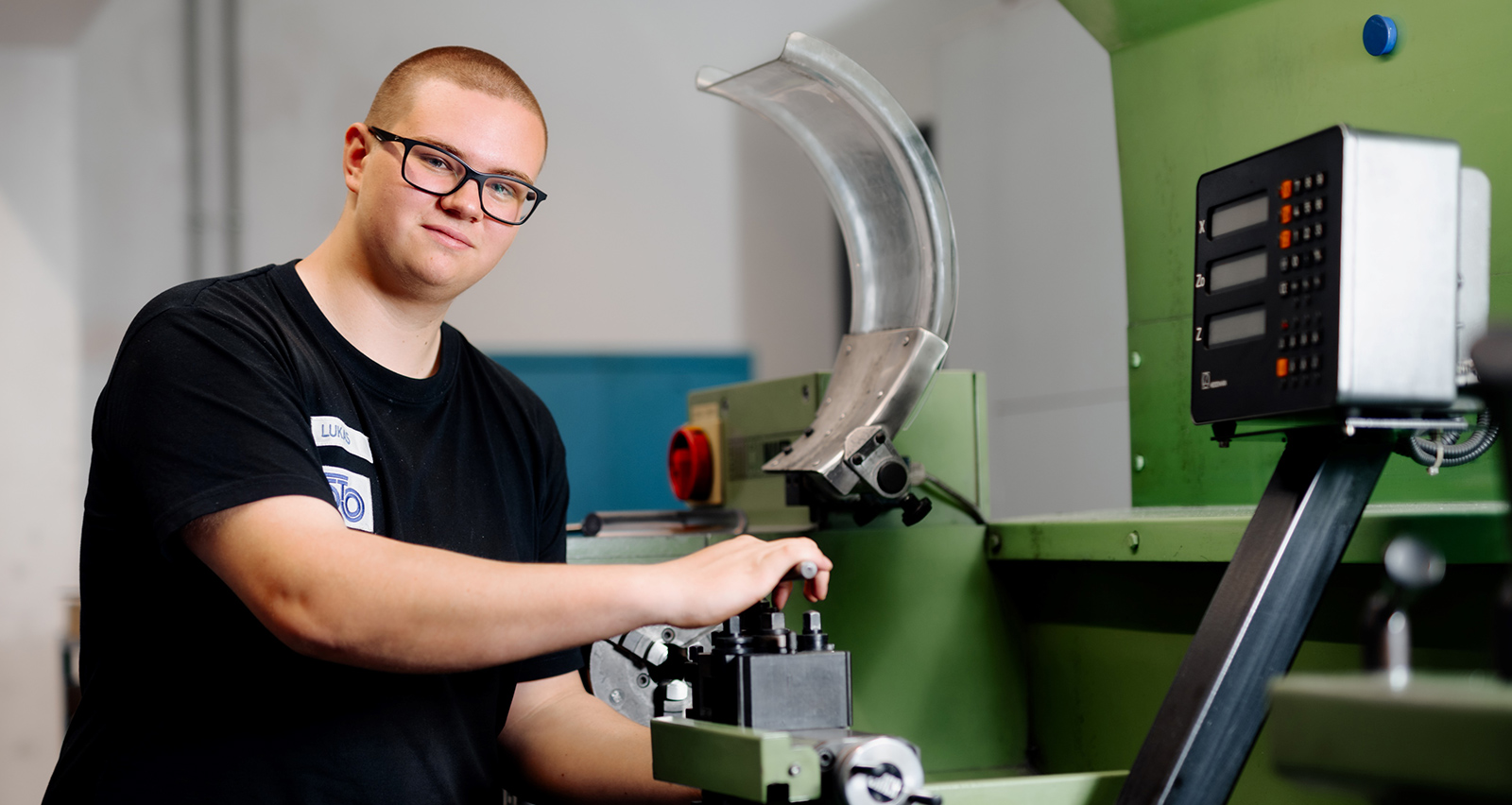 Männlicher Lehrling bei der Arbeit | Credit: Stoelzle Oberglas