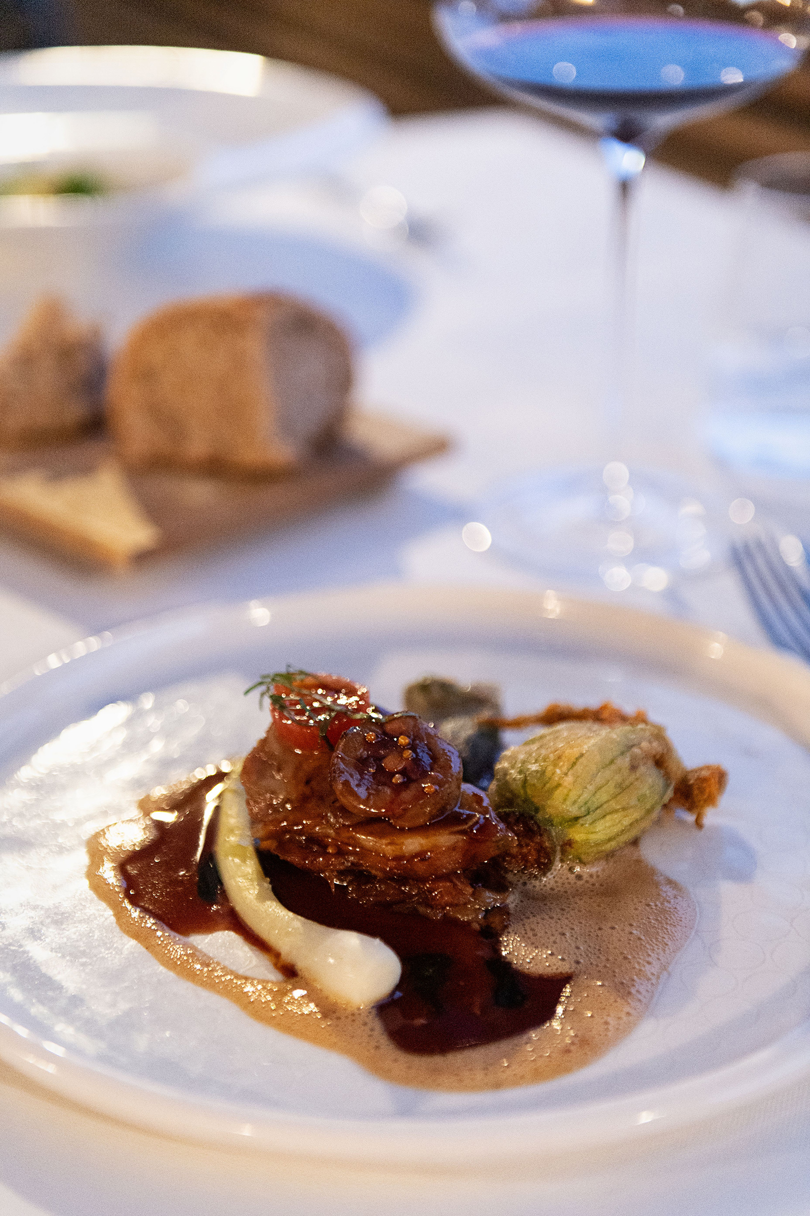Fein angerichtetes Gericht in einem gehobenem Lokal | Credit: Thermen- &amp; Vulkanland/Carletto Photography