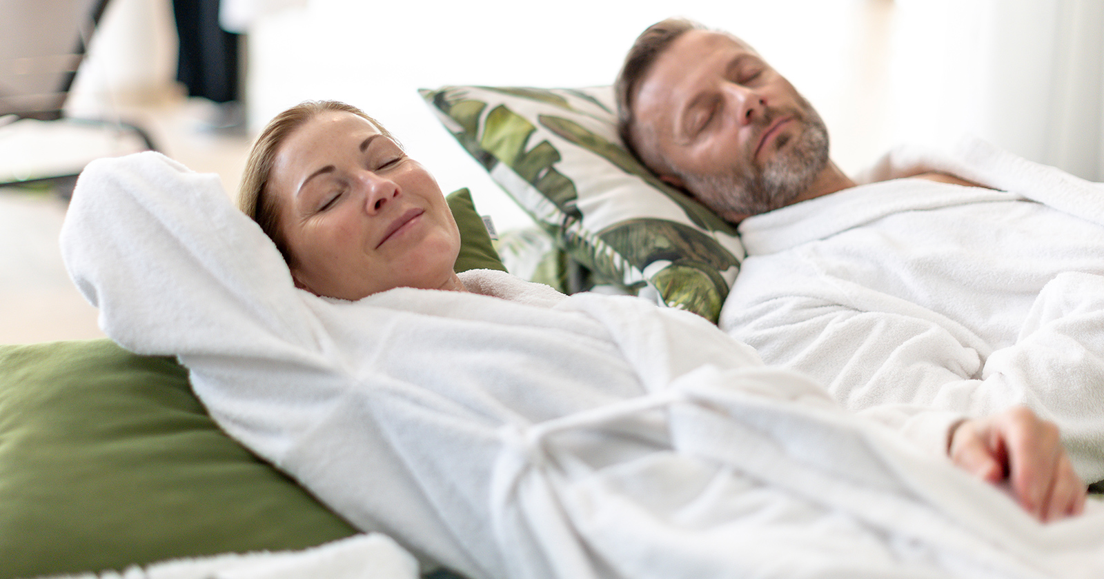 Paar beim gemeinsamen Relaxen im Wellness-Bereich eines Hotels | Credit: Thermen- &amp; Vulkanland/Tom Lamm