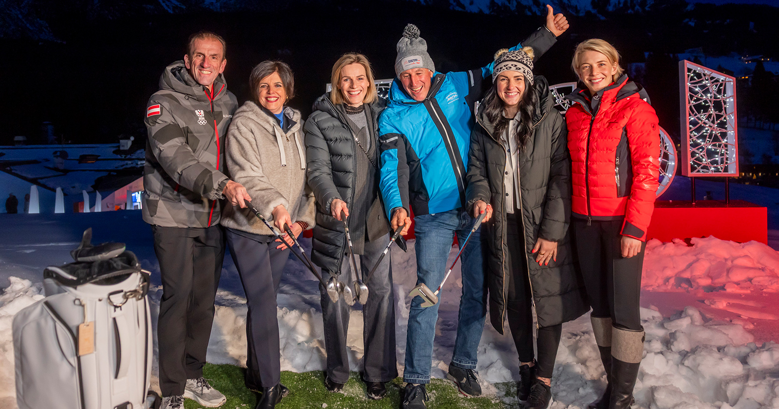 Teilnehmende eines prominent besetzten Golfturniers posieren für ein gemeinsames Foto | Credit: Lebensraum Tirol Gruppe / Hetfleisch