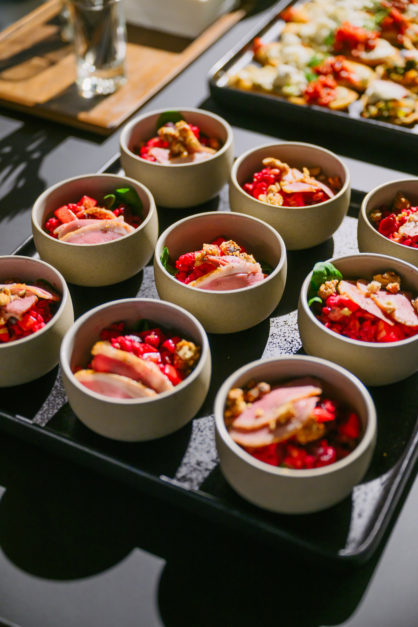 Kleine Kaltschalen zum Büffet aufgereiht | Credit: das Urstein