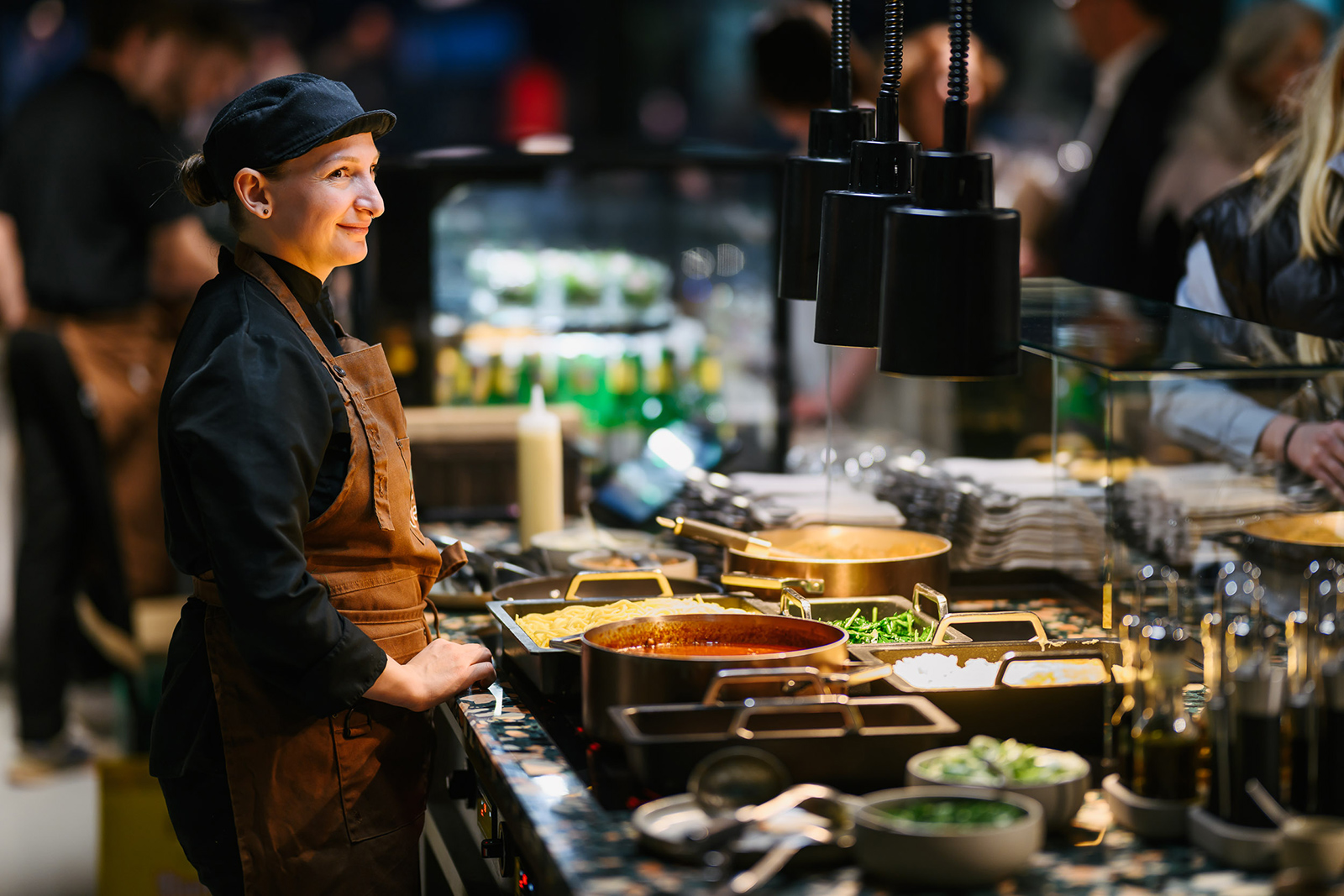 Köchin bei der Arbeit im Lokal | Credit: das Urstein
