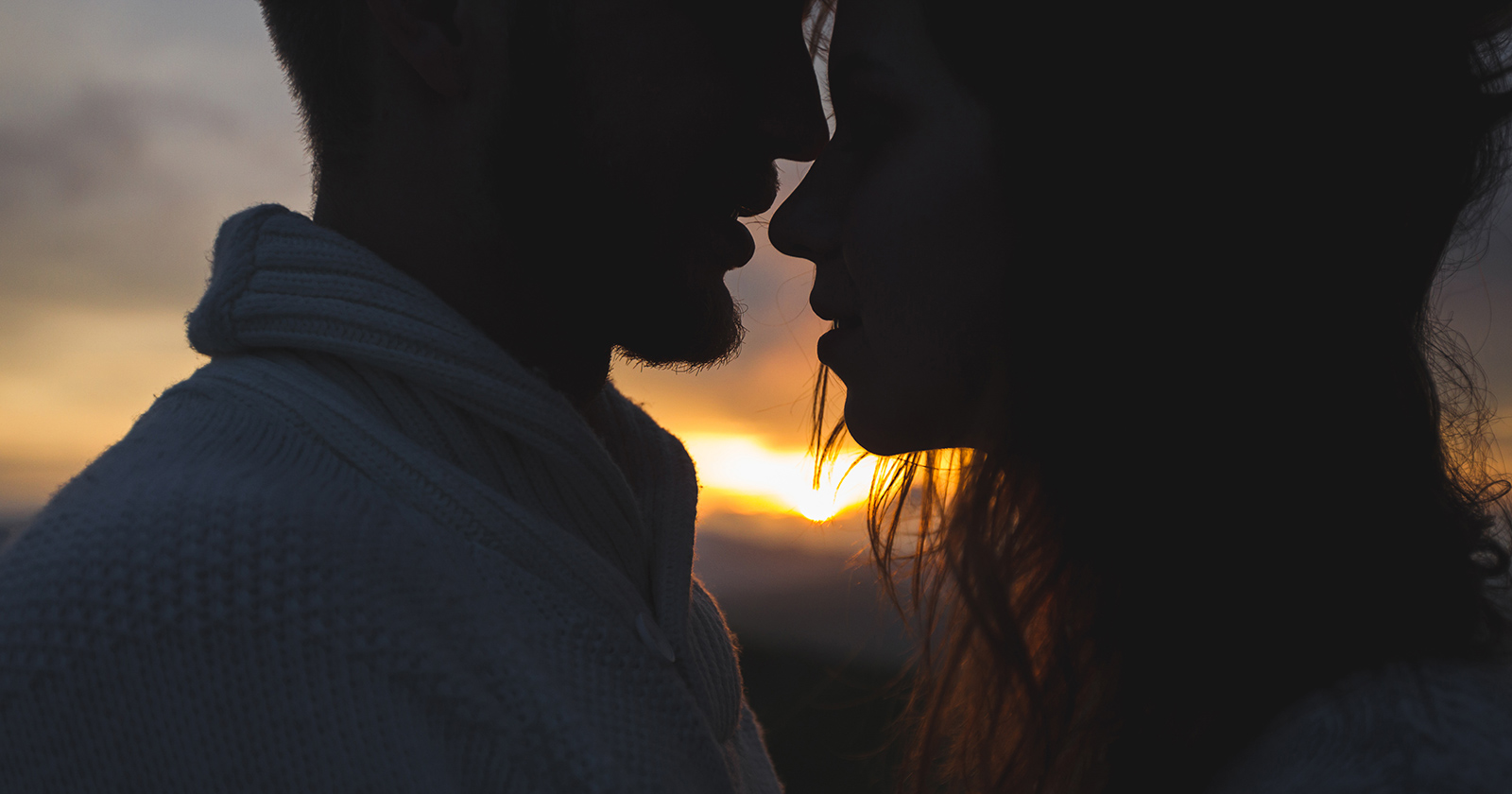 Verliebtes Paar bei Sonnenuntergang | Credit: iStock.com/olegbreslavtsev