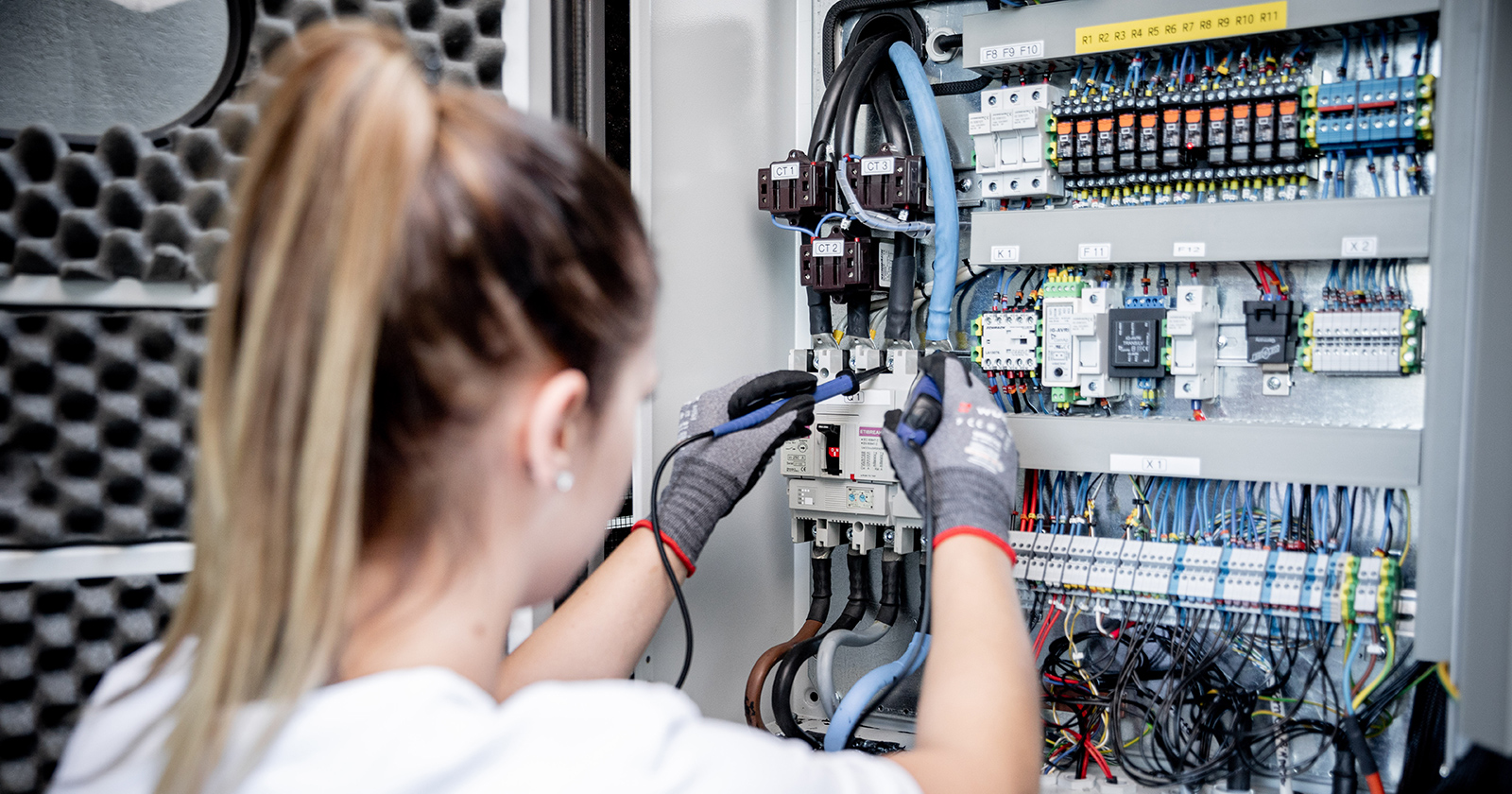 Weiblicher Lehrling bei der Arbeit im Bereich Elektrotechnik | Credit: Fürnschuss