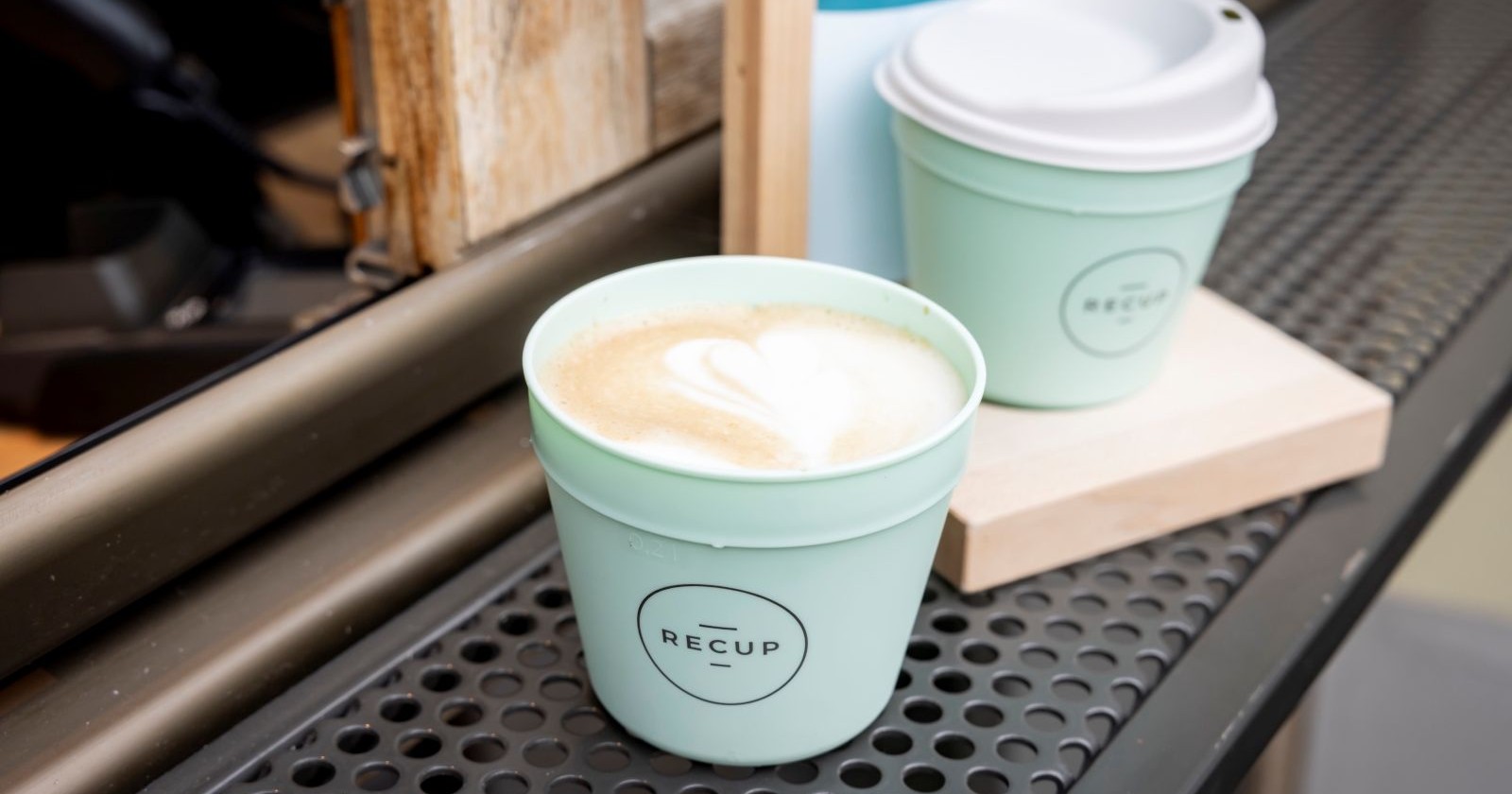 Zwei mit Kaffee gefüllte Cups warten auf Abholung