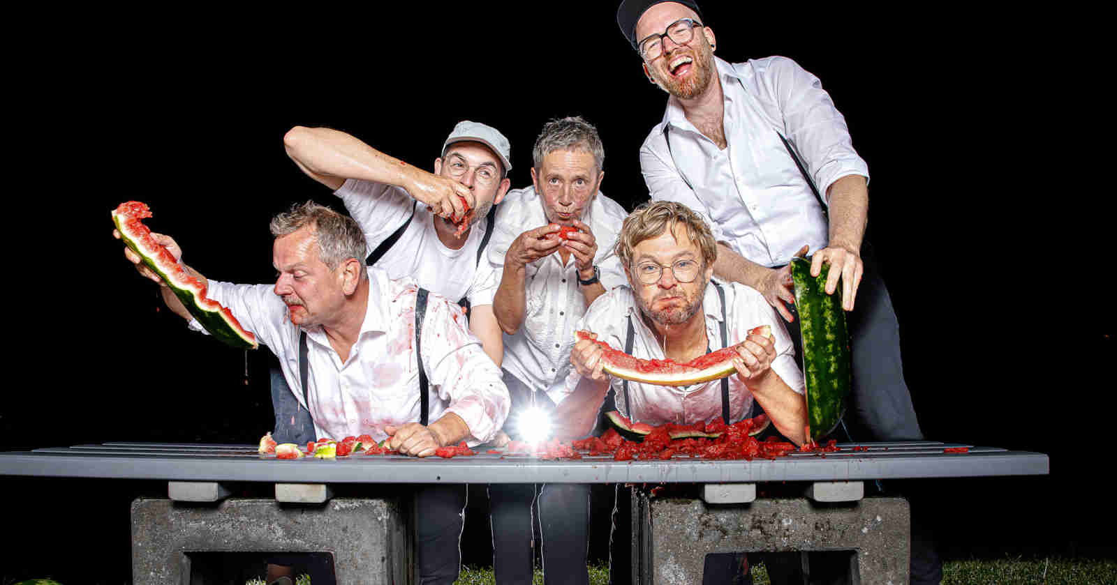 Männer essen eine Wassermelone