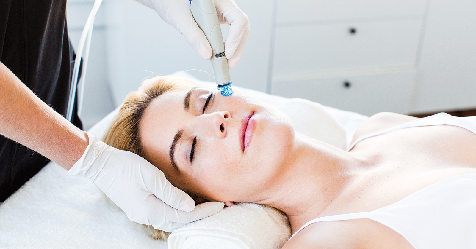 Frau bei Hydrofacial Behandlung | Credit: Individual Beauty