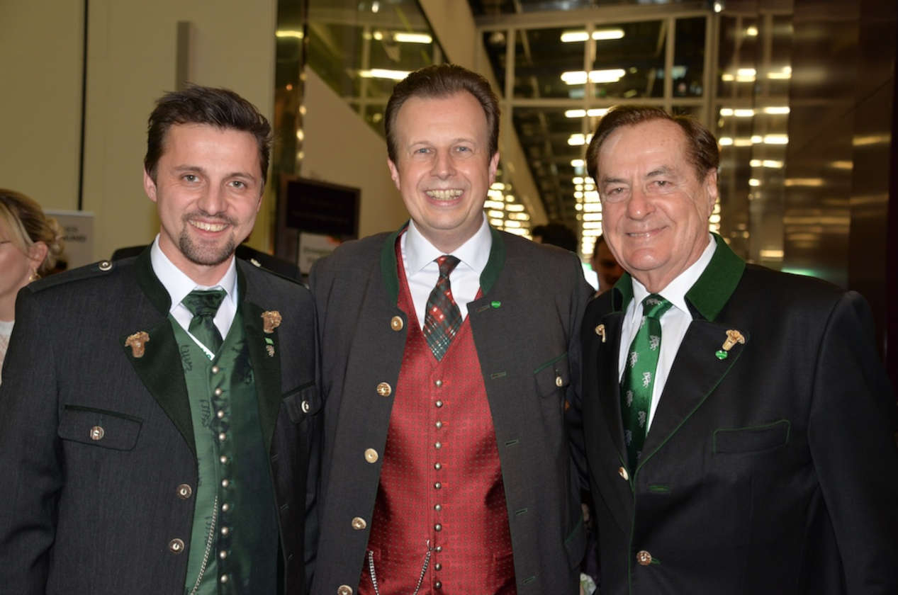 Drei Männer lächeln