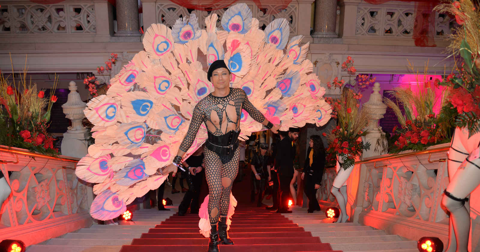 Ein Mann in einem Kostüm