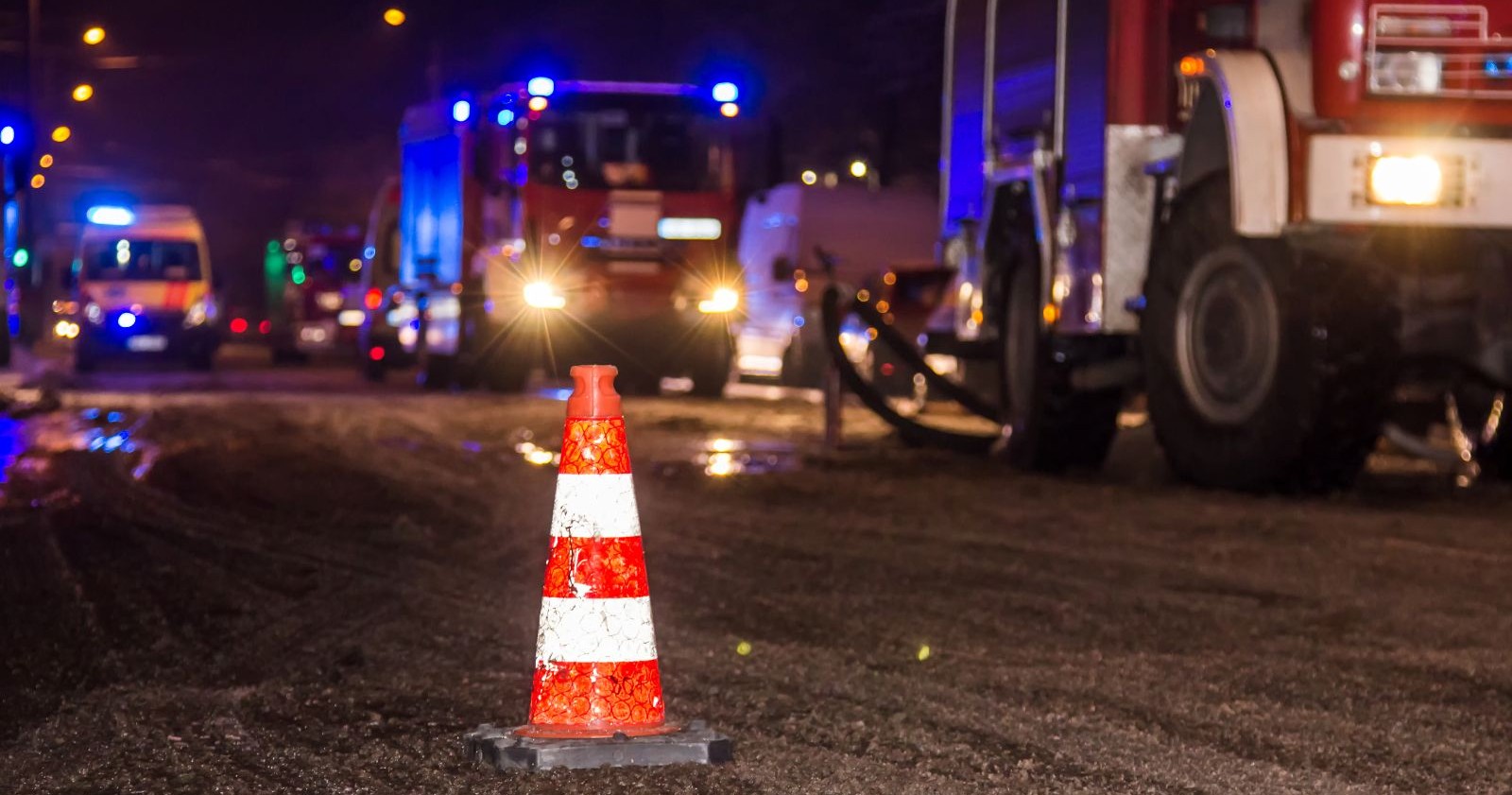 Feuerwehr im nächtlichen Einsatz.
