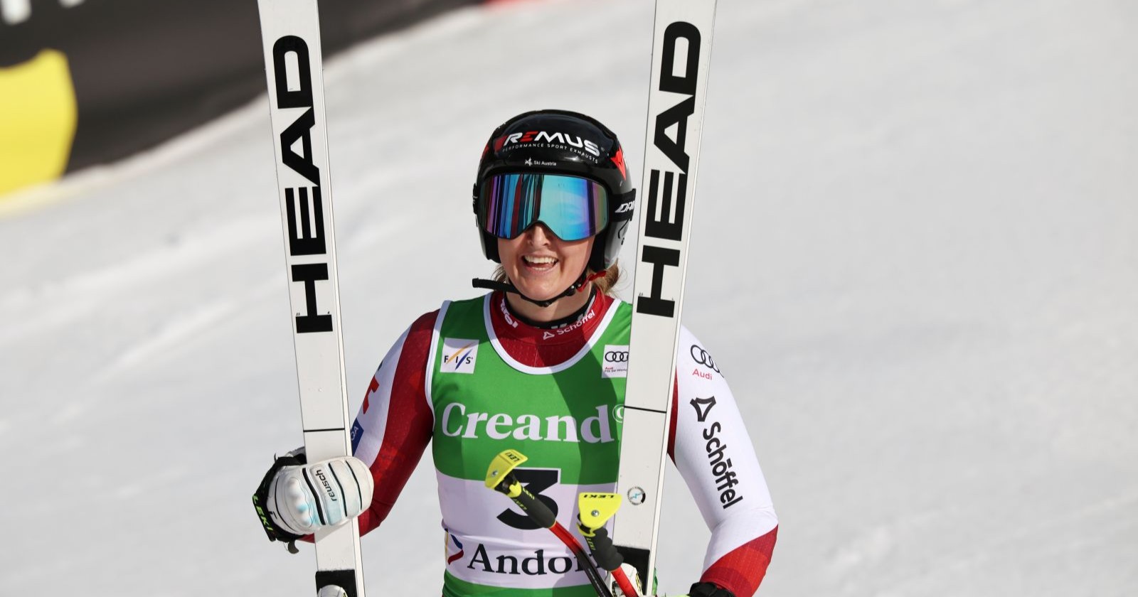 Nina Ortlieb bei der Abfahrt in Soldeu, Andorra, während sie im Zielraum steht