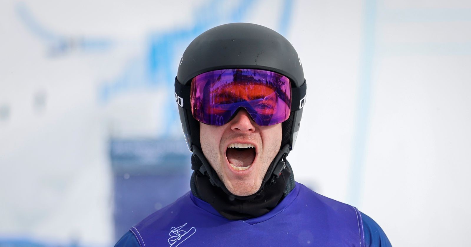 Alessandro Hämmerle trägt Helm und Skibrille und jubelt laut nach seinem Gold-Sieg im Snowboard-Cross bei den Olympischen Winterspielen 2026 in Livigno.
