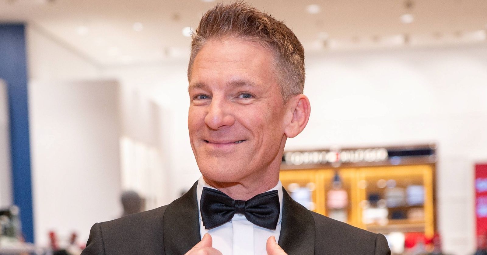 Andi Knoll mit Smoking und Fliege/Andi Knoll ist homosexuell und hat einen Partner