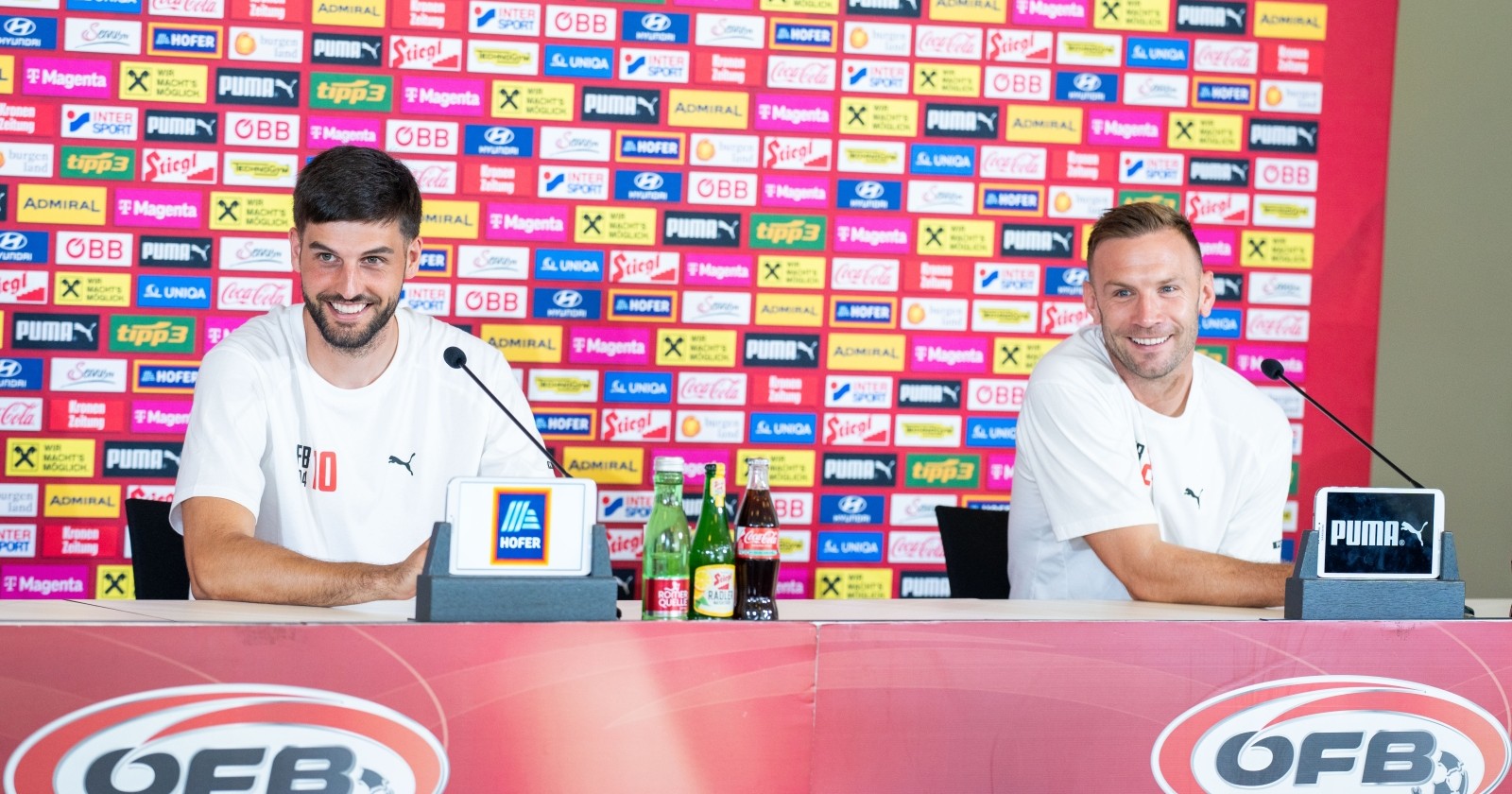 Andreas Weimann (rechts) gemeinsam mit Florian Grillitsch bei einer PK.