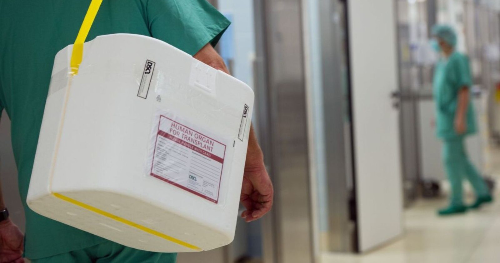 Ärzte mit einem Herz in einer Box.