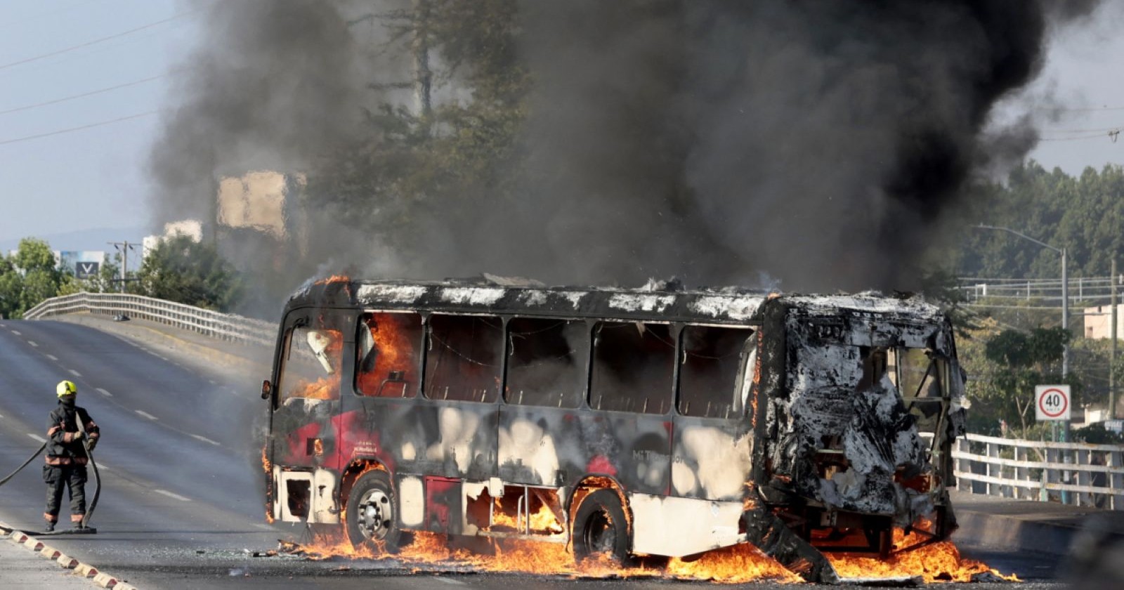Brennender Bus auf einer Straße in Mexiko nach gewaltsamen Ausschreitungen infolge des Todes von Drogenboss „El Mencho“.