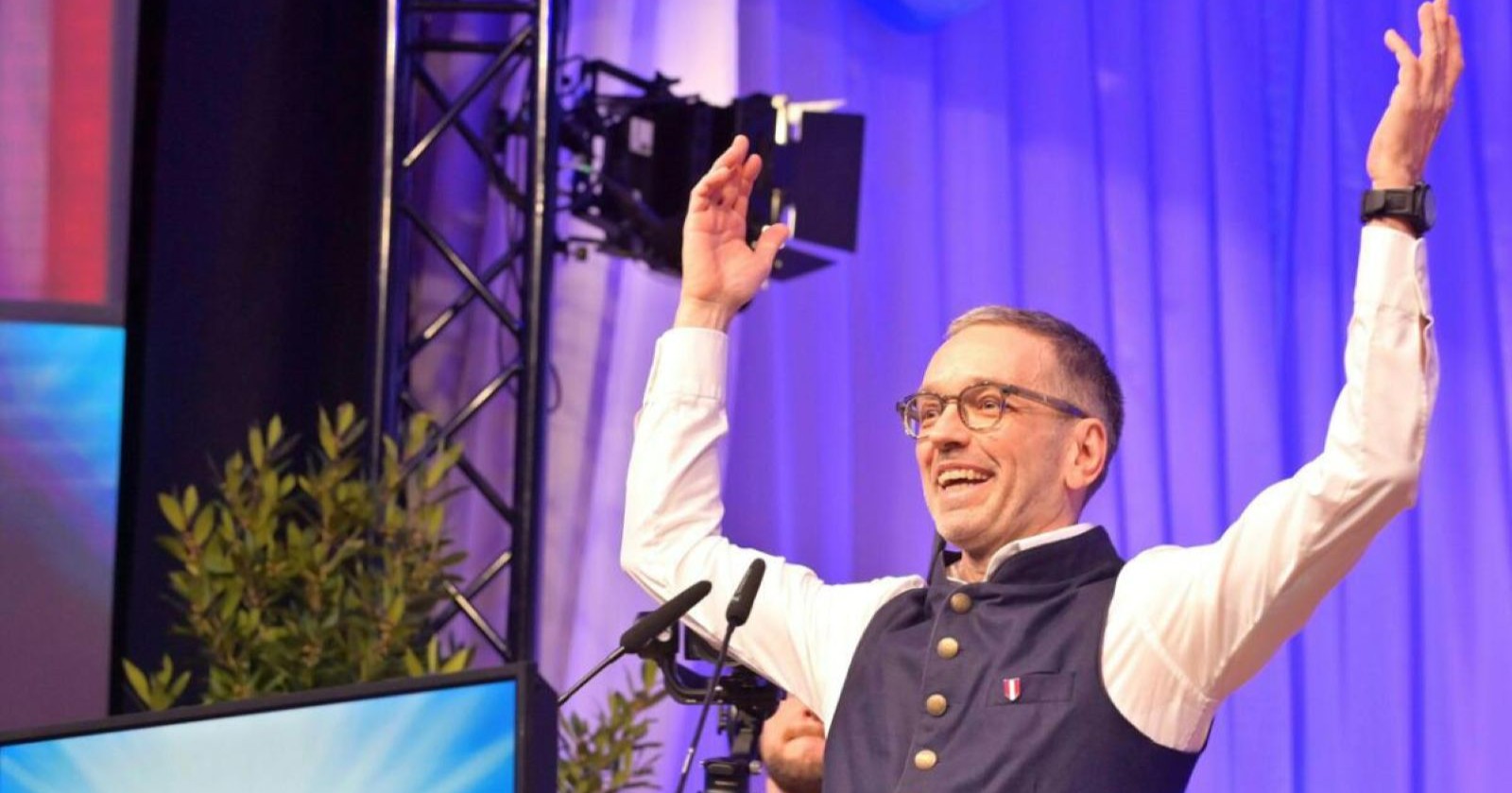 FPÖ-Chef Herbert Kickl beim traditionellen Aschermittwoch in Ried – mit erhobenen Händen vor jubelndem Publikum.