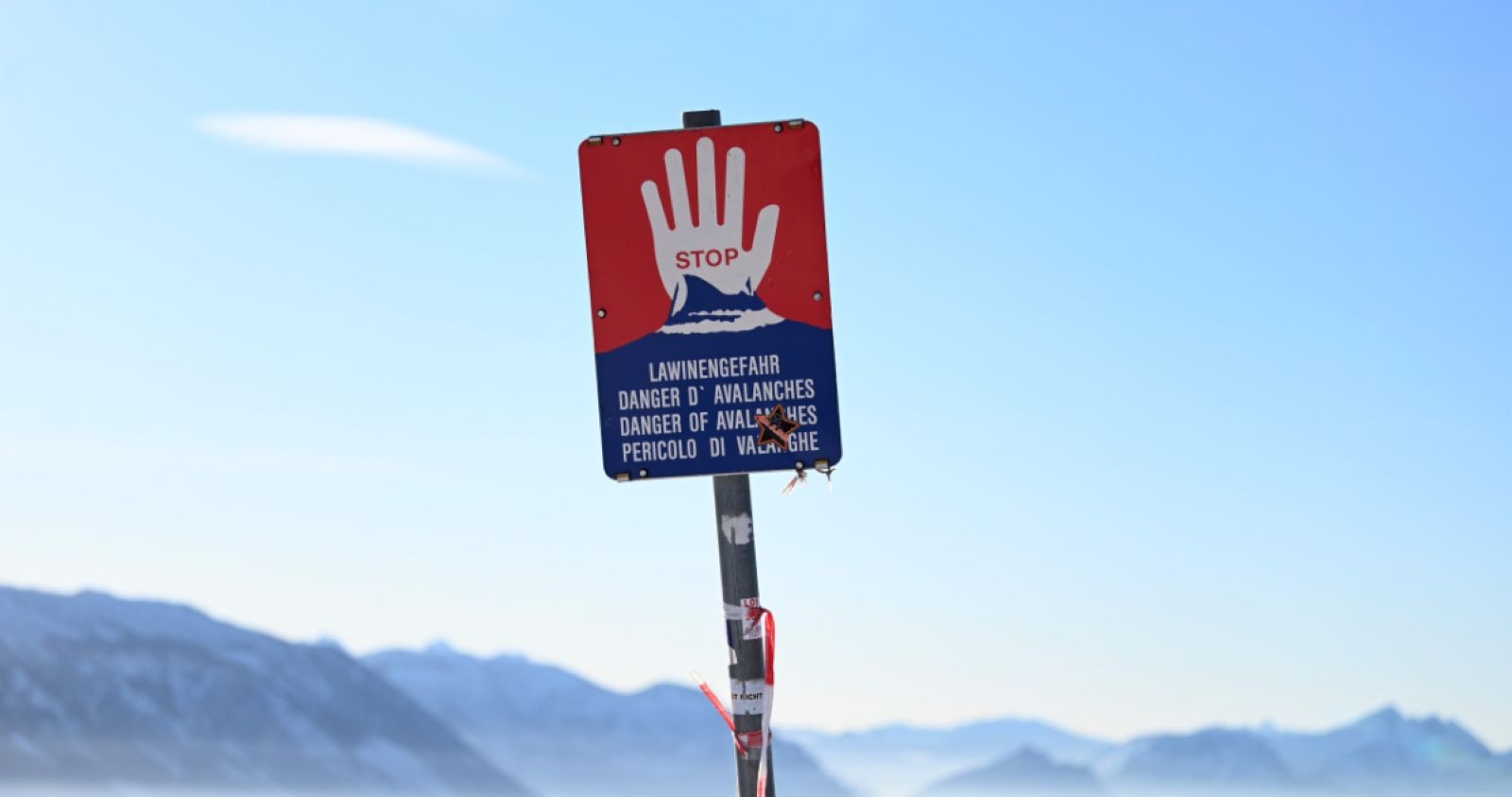 Warnschild für Lawinengefahr.