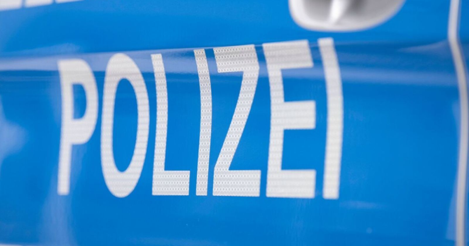 "Polizei"-Schriftzug auf einem blauen Hintergrund