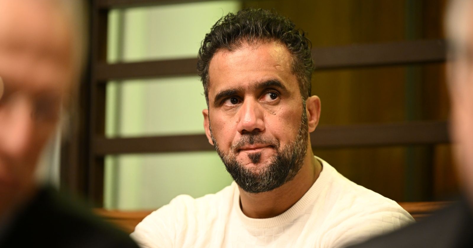 Arafat Abou-Chaker sitzt in einem Gerichtssaal während des öffentlichen Verfahrens im Streit mit Bushido und im Zusammenhang mit der Razzia gegen die Familie Abou-Chaker.