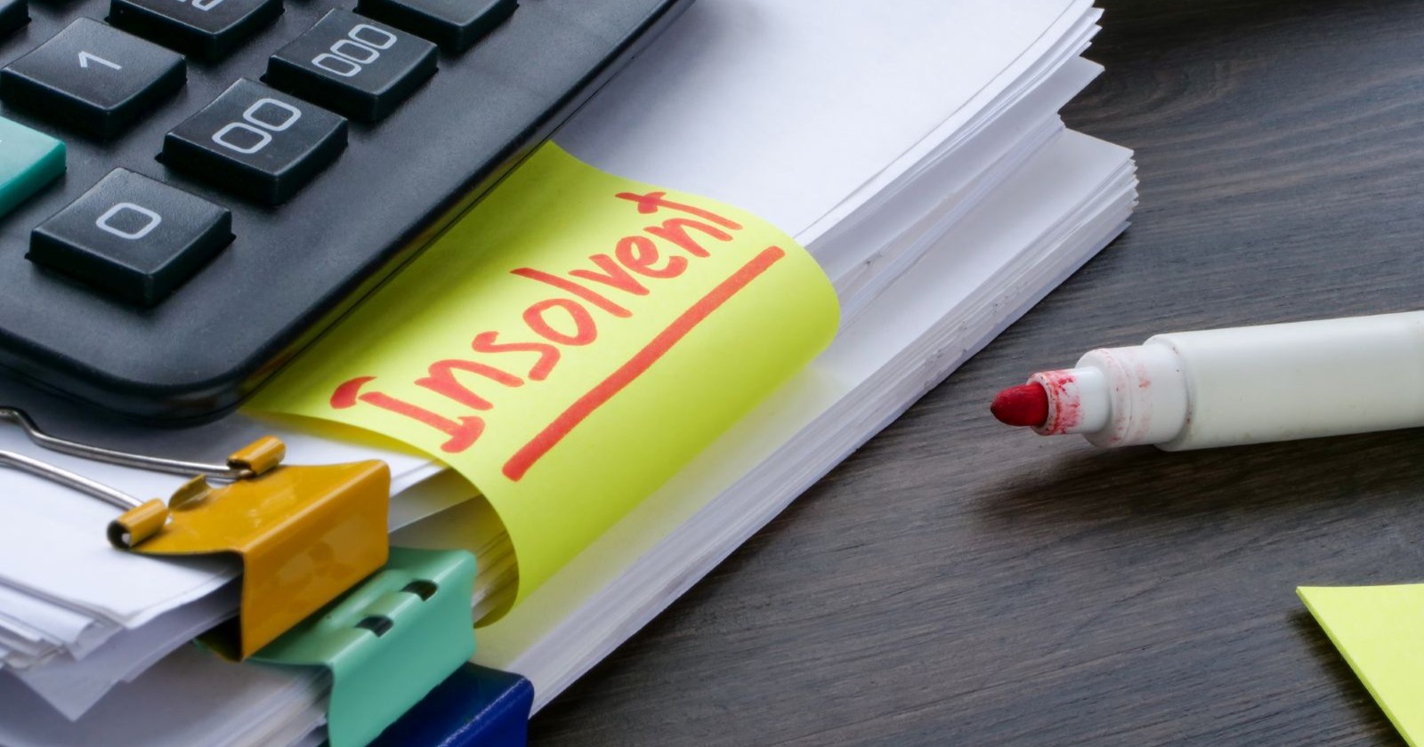 Stifte und Akten, die auf ein Insolvenzverfahren hinweisen sollen
